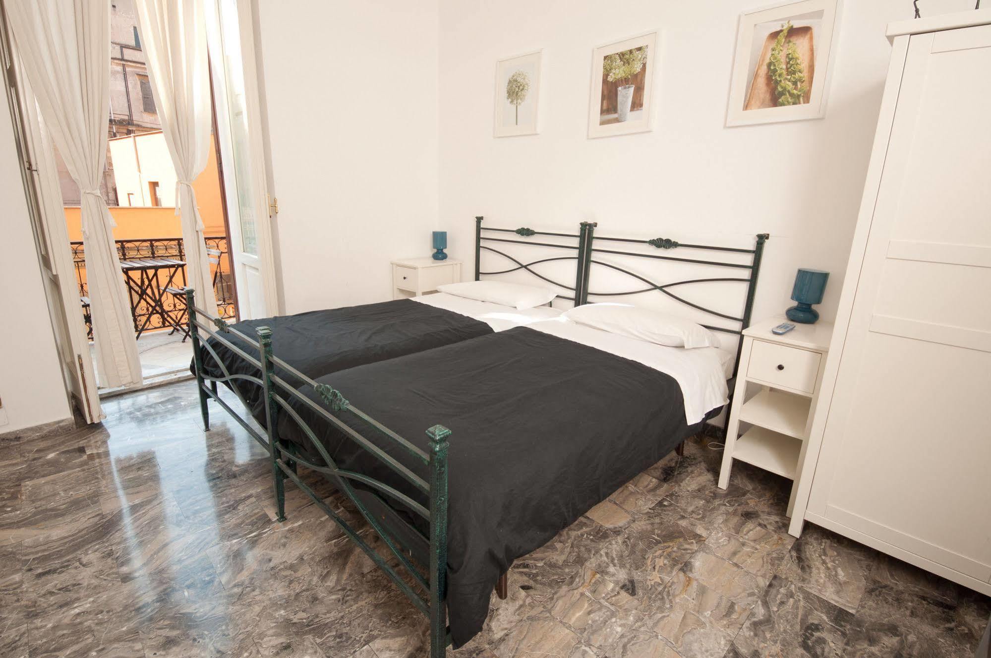 B&B Santi Quattro Al Colosseo Rom Eksteriør billede